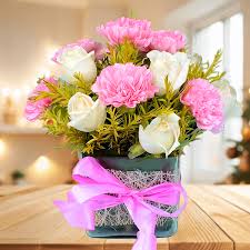 Beautiful pink and white flowers united in a beautiful box.