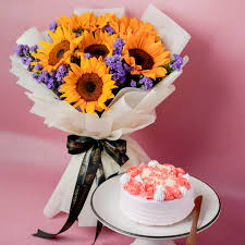 Charming Sunflower Bouquet Added to Vanilla Cake