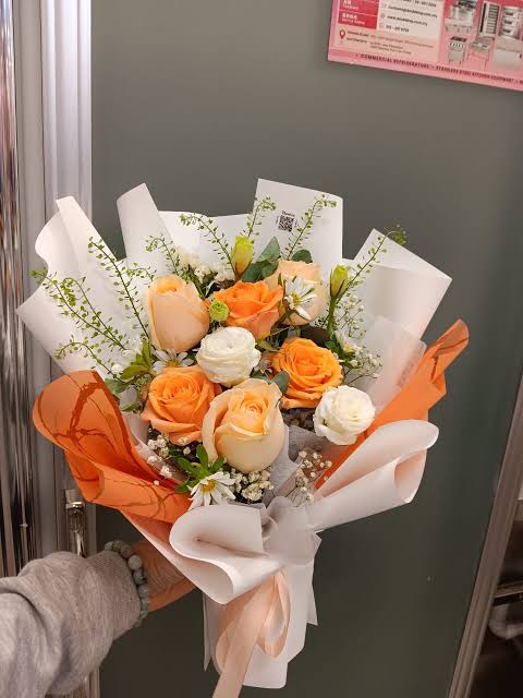 Comely Peach, Orange and White Roses Bouquet