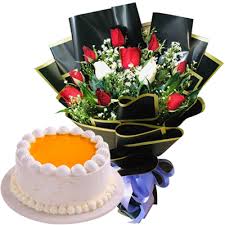 Dazzling Red & White Roses Bouquet with delectable Mango Cream Cake