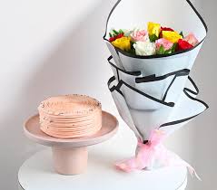 Exquisite Multicolored Roses Bouquet with Strawberry Cake