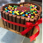 Heart shape Kit Kat cake 500 grams