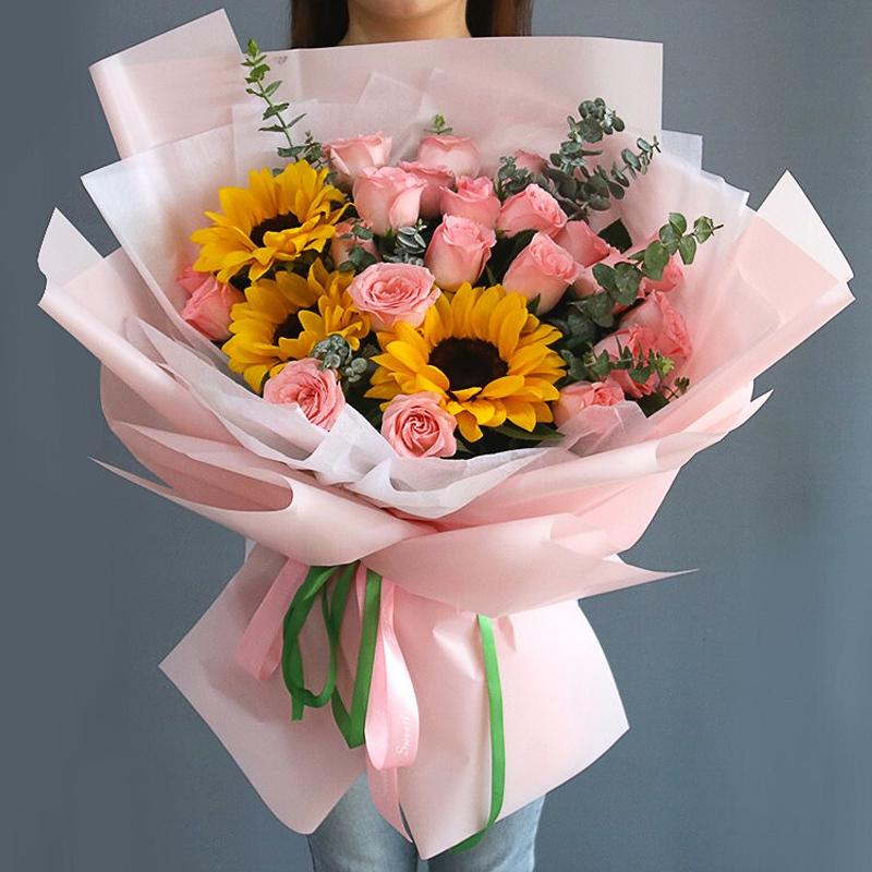 Light pink roses mixed with sunflowers