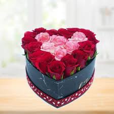 Red and pink roses united in a heart-shaped box.