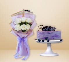 Sumptuous Blueberry Cake with White Rose Bouquet