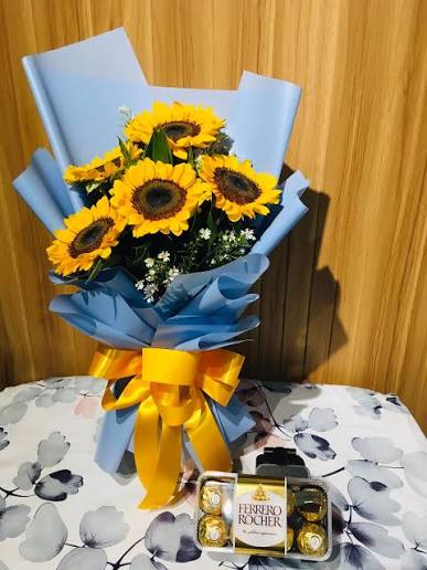 Sunny Delight: 5 Sunflower Bunch & Ferrero Rocher Chocolate Bouquet