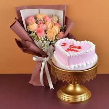 Wondrous Pink and Peach Roses Bouquet with Opulent Heart shape Cake
